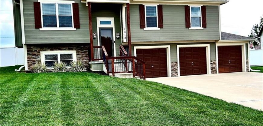 1212 Viola Street, Smithville, MO 64089