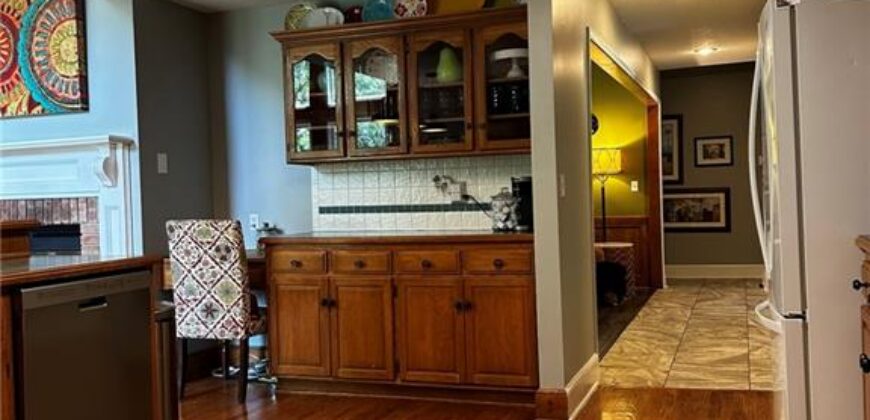 606 Harborview Drive, Smithville, MO 64089