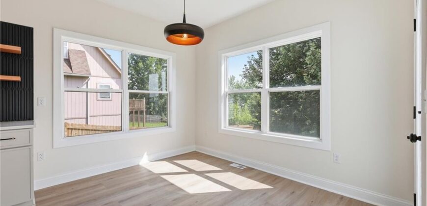 8547 N Robinhood Avenue, Kansas City, MO 64154