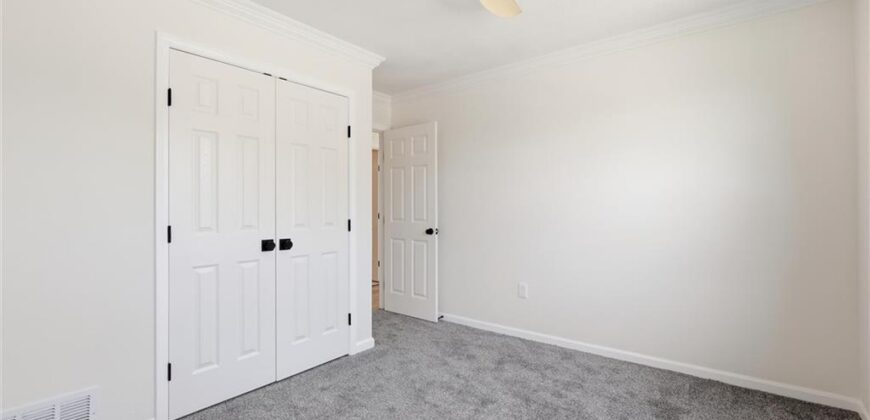 8547 N Robinhood Avenue, Kansas City, MO 64154