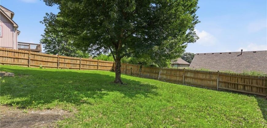 8547 N Robinhood Avenue, Kansas City, MO 64154