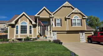 608 COACH LIGHT Circle, Smithville, MO 64089