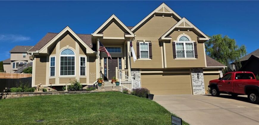 608 COACH LIGHT Circle, Smithville, MO 64089