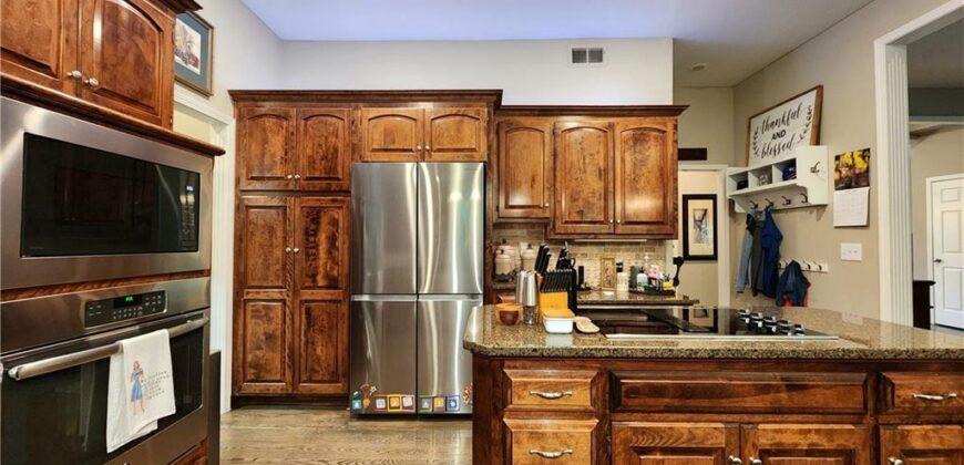 10202 NW RIVER HILLS Drive, Parkville, MO 64152
