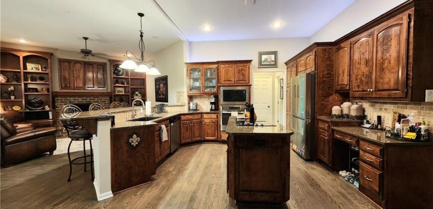 10202 NW RIVER HILLS Drive, Parkville, MO 64152