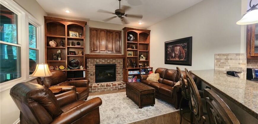 10202 NW RIVER HILLS Drive, Parkville, MO 64152