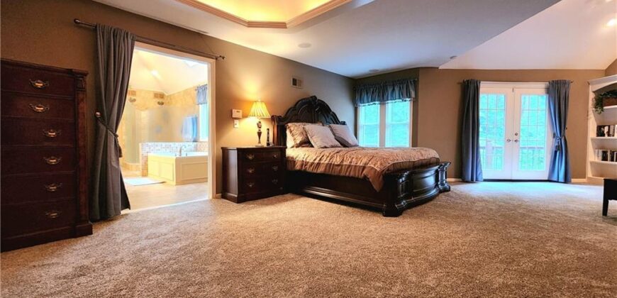 10202 NW RIVER HILLS Drive, Parkville, MO 64152