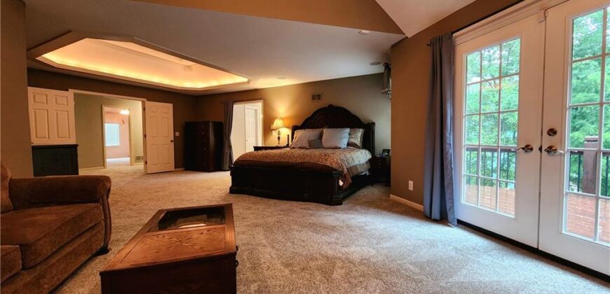 10202 NW RIVER HILLS Drive, Parkville, MO 64152