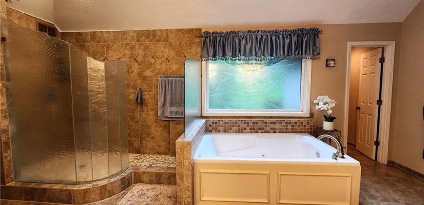 10202 NW RIVER HILLS Drive, Parkville, MO 64152