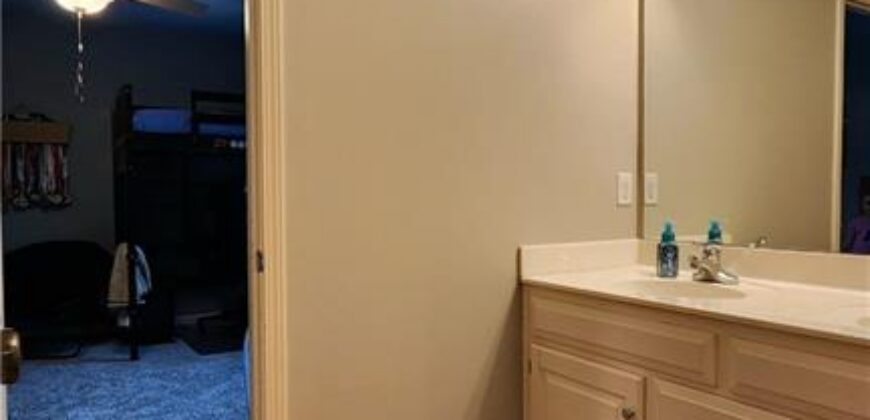 10202 NW RIVER HILLS Drive, Parkville, MO 64152