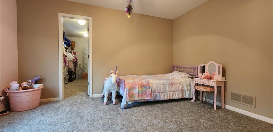 10202 NW RIVER HILLS Drive, Parkville, MO 64152