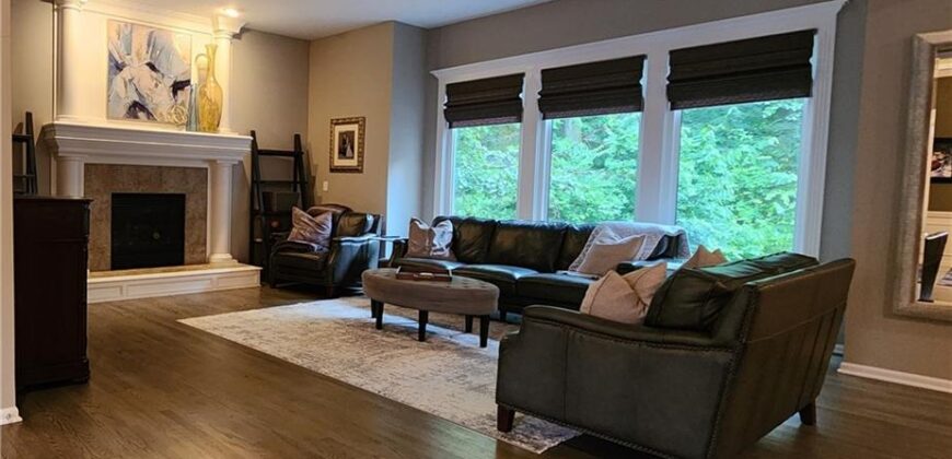 10202 NW RIVER HILLS Drive, Parkville, MO 64152