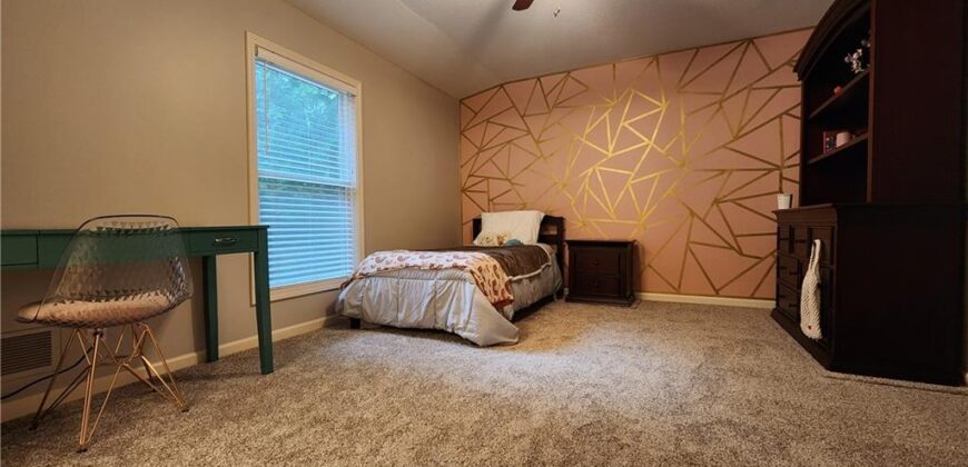 10202 NW RIVER HILLS Drive, Parkville, MO 64152