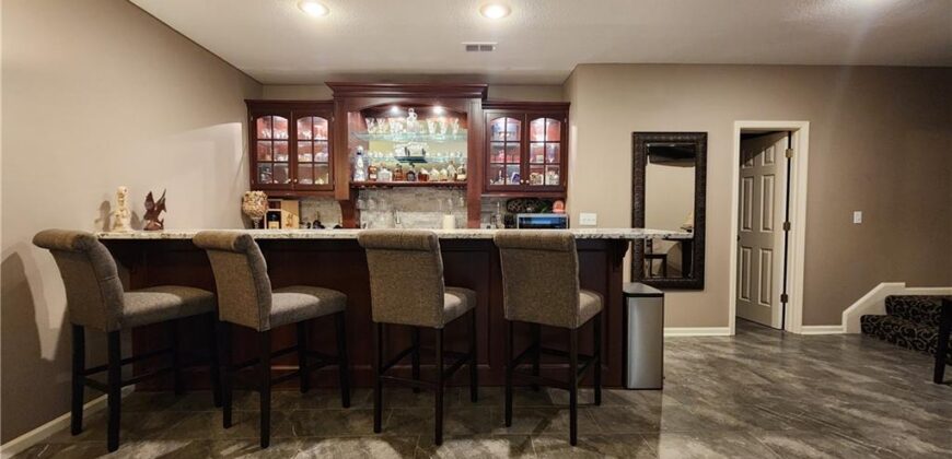 10202 NW RIVER HILLS Drive, Parkville, MO 64152