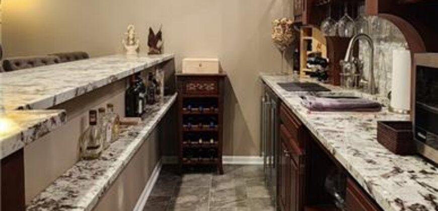 10202 NW RIVER HILLS Drive, Parkville, MO 64152