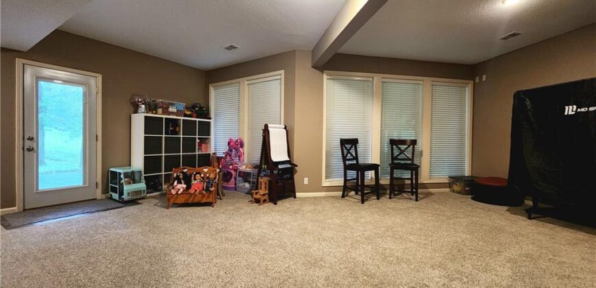 10202 NW RIVER HILLS Drive, Parkville, MO 64152