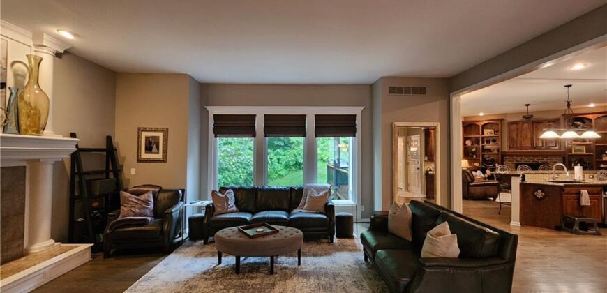 10202 NW RIVER HILLS Drive, Parkville, MO 64152