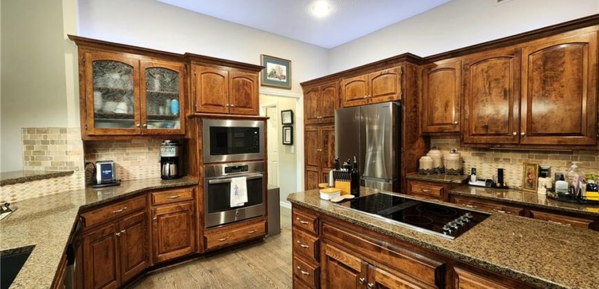 10202 NW RIVER HILLS Drive, Parkville, MO 64152