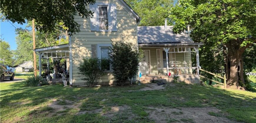 411 E 2nd Street, Dearborn, MO 64439