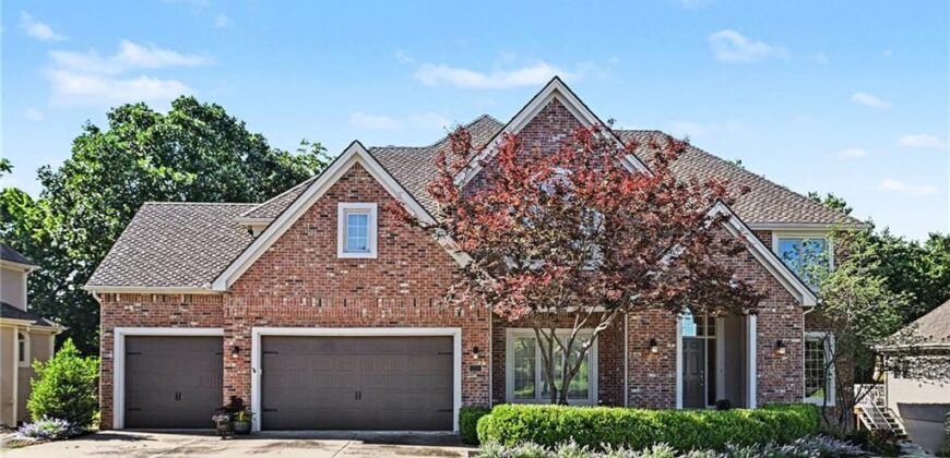 8033 Clearwater Drive, Parkville, MO 64152