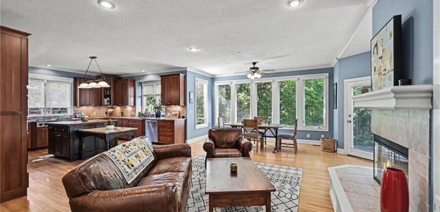 8033 Clearwater Drive, Parkville, MO 64152