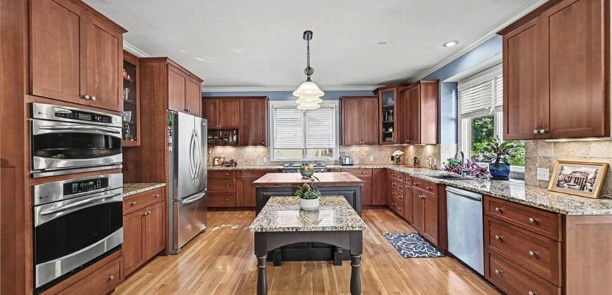 8033 Clearwater Drive, Parkville, MO 64152