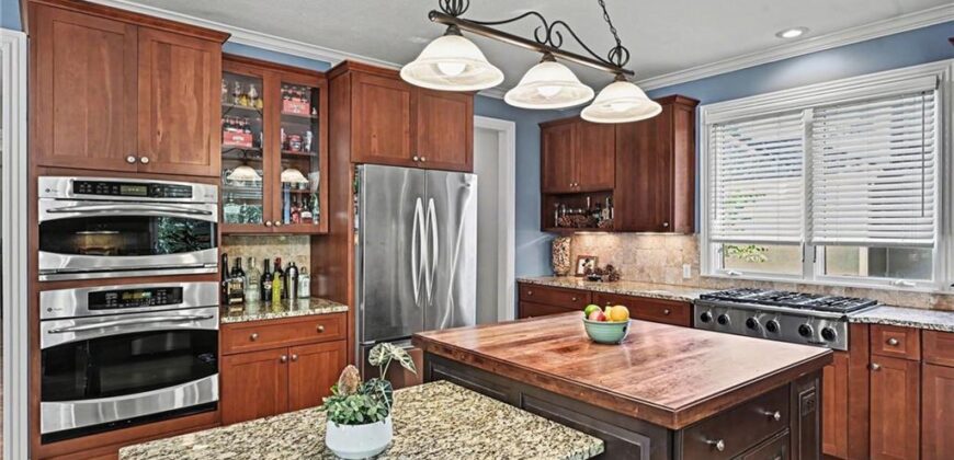 8033 Clearwater Drive, Parkville, MO 64152