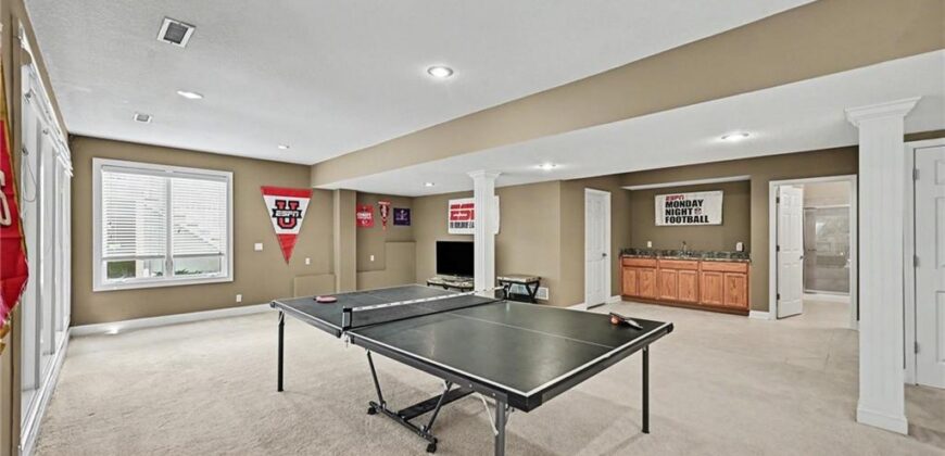 8033 Clearwater Drive, Parkville, MO 64152