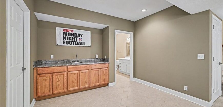 8033 Clearwater Drive, Parkville, MO 64152
