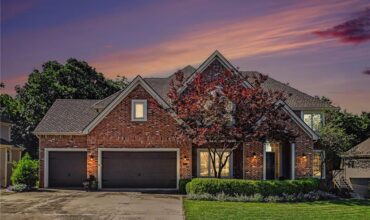 8033 Clearwater Drive, Parkville, MO 64152