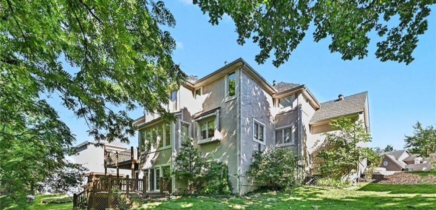 8033 Clearwater Drive, Parkville, MO 64152