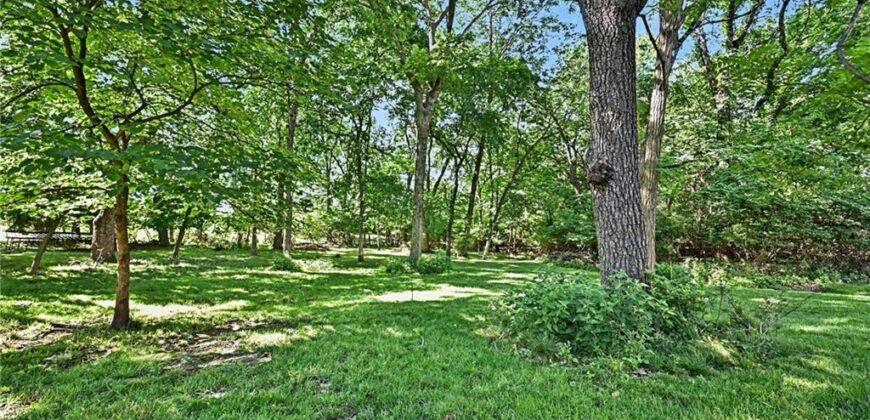 8033 Clearwater Drive, Parkville, MO 64152