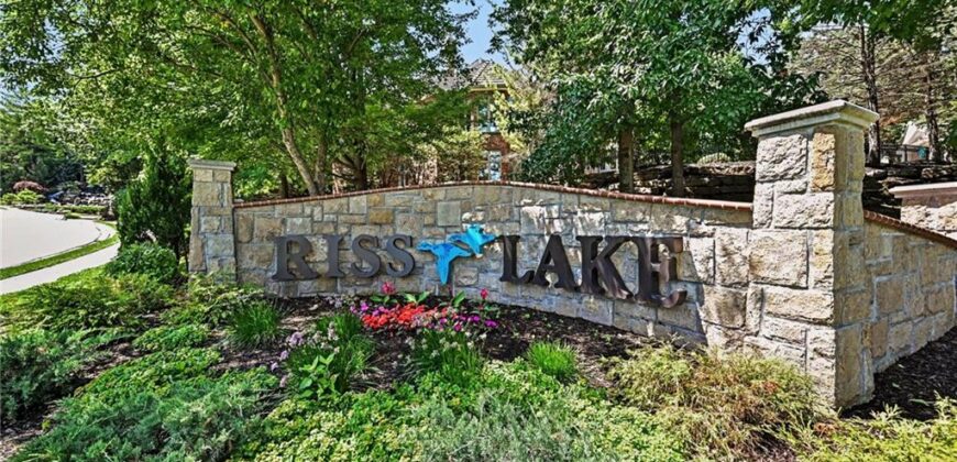 8033 Clearwater Drive, Parkville, MO 64152