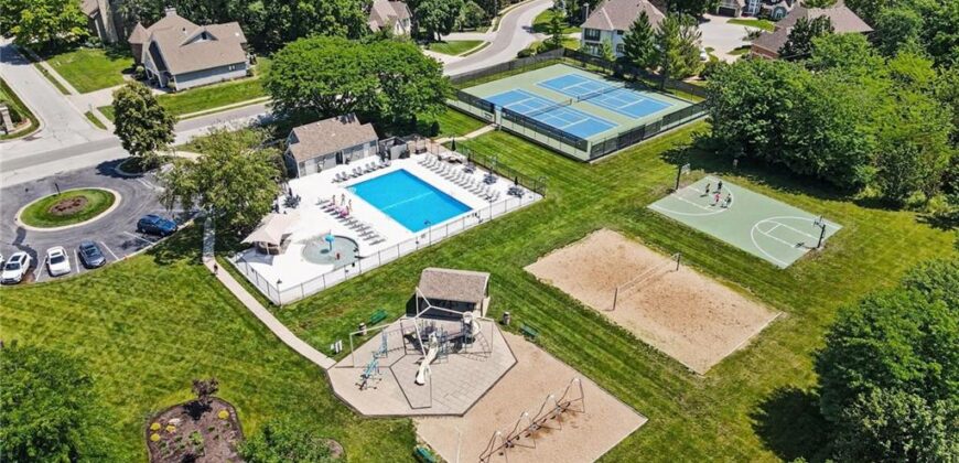 8033 Clearwater Drive, Parkville, MO 64152