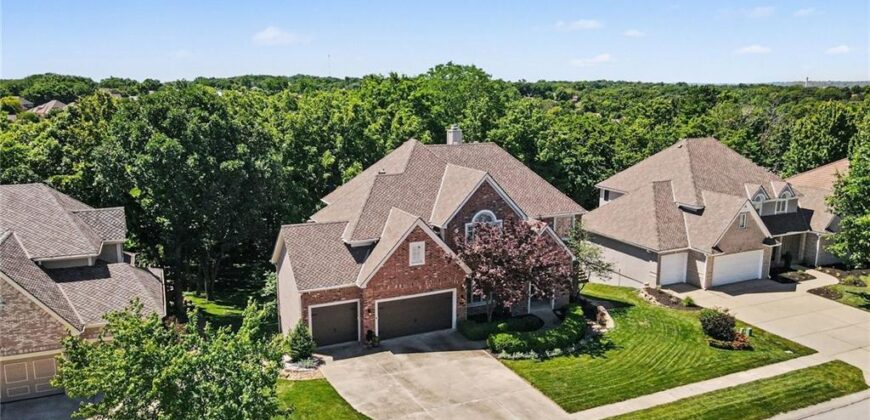 8033 Clearwater Drive, Parkville, MO 64152