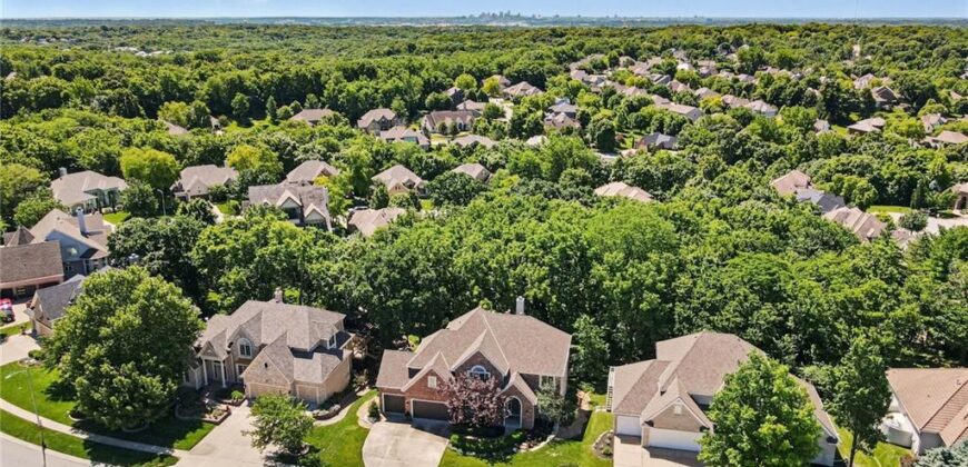 8033 Clearwater Drive, Parkville, MO 64152