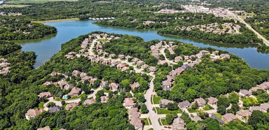 8033 Clearwater Drive, Parkville, MO 64152