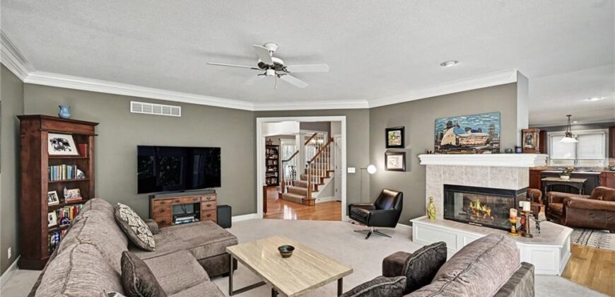 8033 Clearwater Drive, Parkville, MO 64152