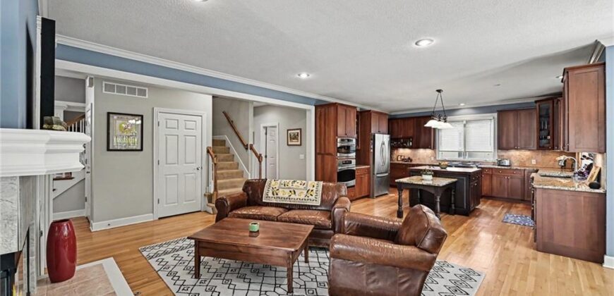 8033 Clearwater Drive, Parkville, MO 64152