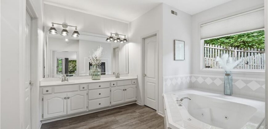 5316 NW Bluff Drive, Parkville, MO 64152