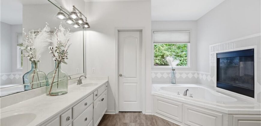 5316 NW Bluff Drive, Parkville, MO 64152