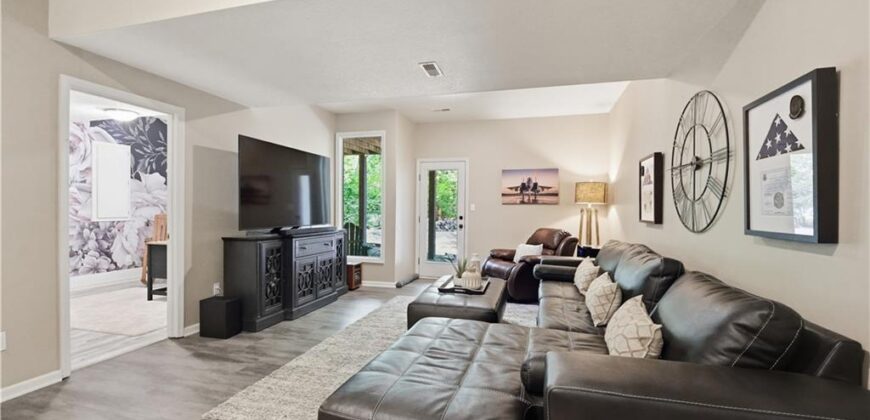 5316 NW Bluff Drive, Parkville, MO 64152