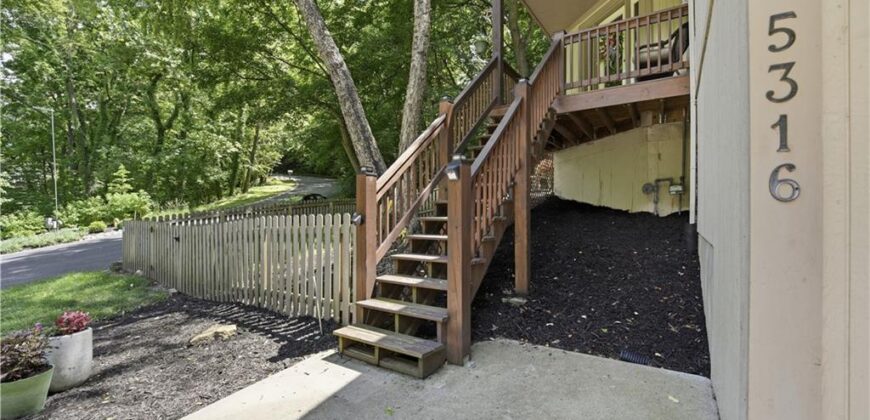 5316 NW Bluff Drive, Parkville, MO 64152
