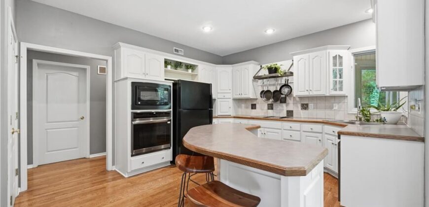 5316 NW Bluff Drive, Parkville, MO 64152