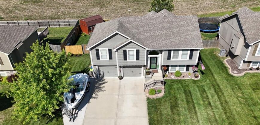 19204 Corbyn Lane, Smithville, MO 64089