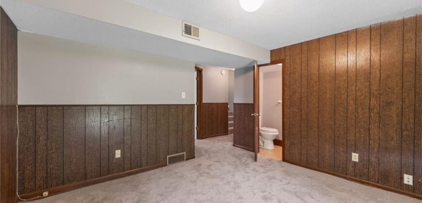5924 NW Creekview Drive, Parkville, MO 64152