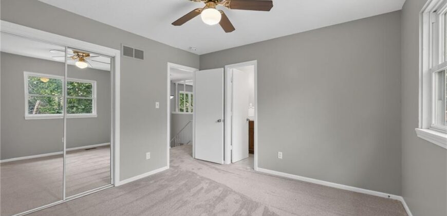 5924 NW Creekview Drive, Parkville, MO 64152