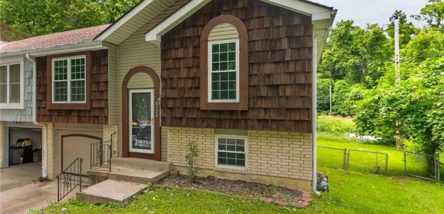 5924 NW Creekview Drive, Parkville, MO 64152