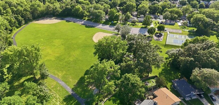 859 NW South Shore Drive, Kansas City, MO 64151