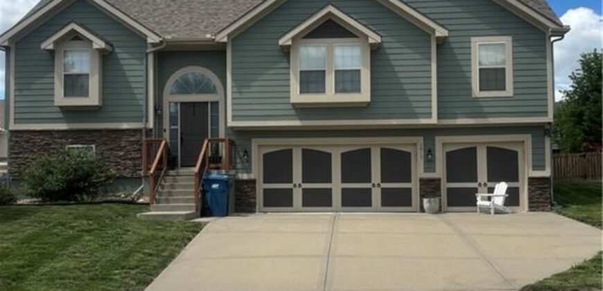 1913 White Tail Lane, Liberty, MO 64068